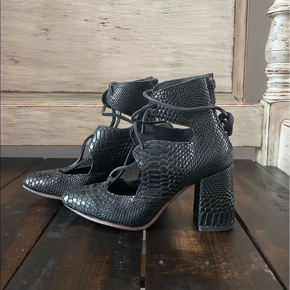 Joyce Black Snake | Freebird Stores